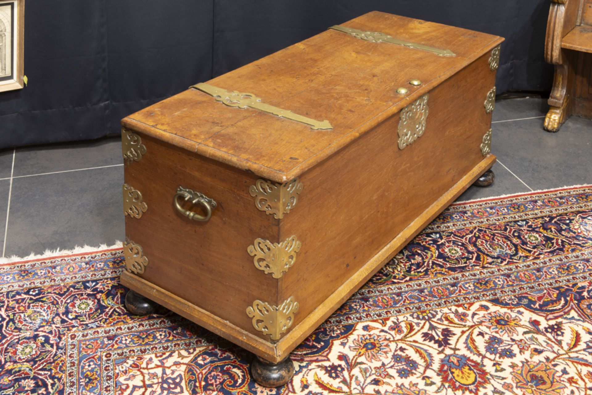 18th Cent. so-called "VOC" chest in an exotic type of wood with nice brass fittings || Achttiende - Image 4 of 4