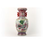 Chinese vase in porcelain with a polychrome decor || Chinese vaas in porselein met een polychroom