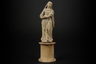 antique, presumably 16th/17th Cent., European "Young lady" sculpture in ivory - on a cylindrical