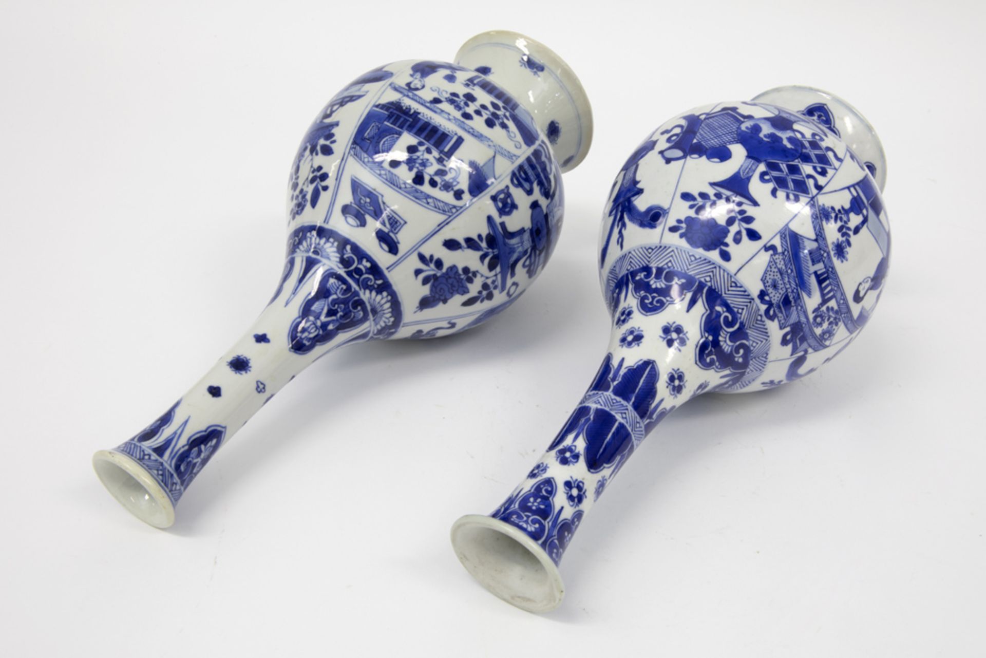 two 17th/18th Cent. Chinese Kang Hsi period vases in porcelain with finely executed blue-white - Image 5 of 6