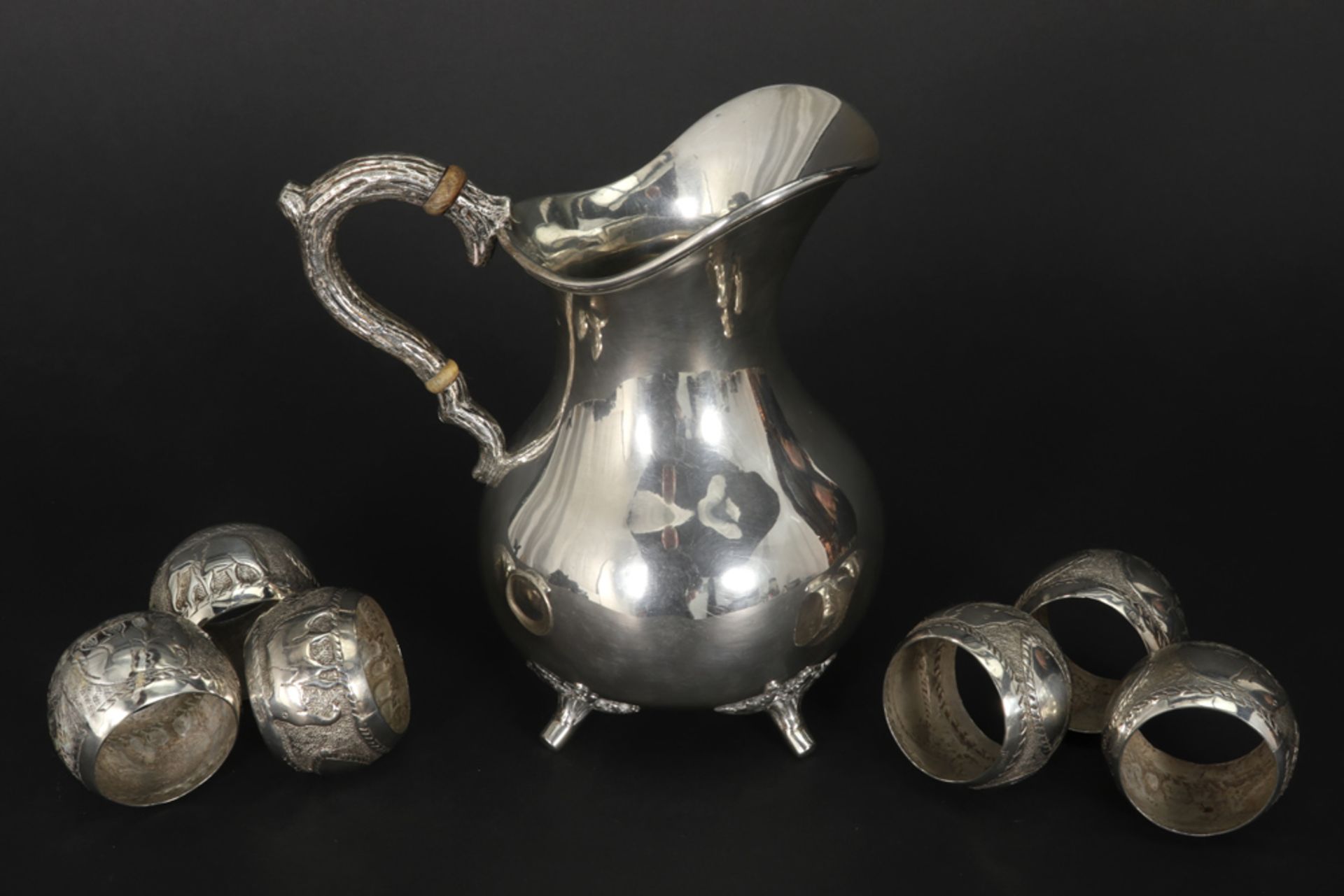 set of six napkin holders and a Dutch jug in marked silver || Lot massief zilver met een set van zes - Bild 2 aus 4
