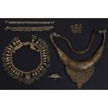 various lot of ethnic jewelry (bronze and silver), some with semi-precious stones || Lot etnische
