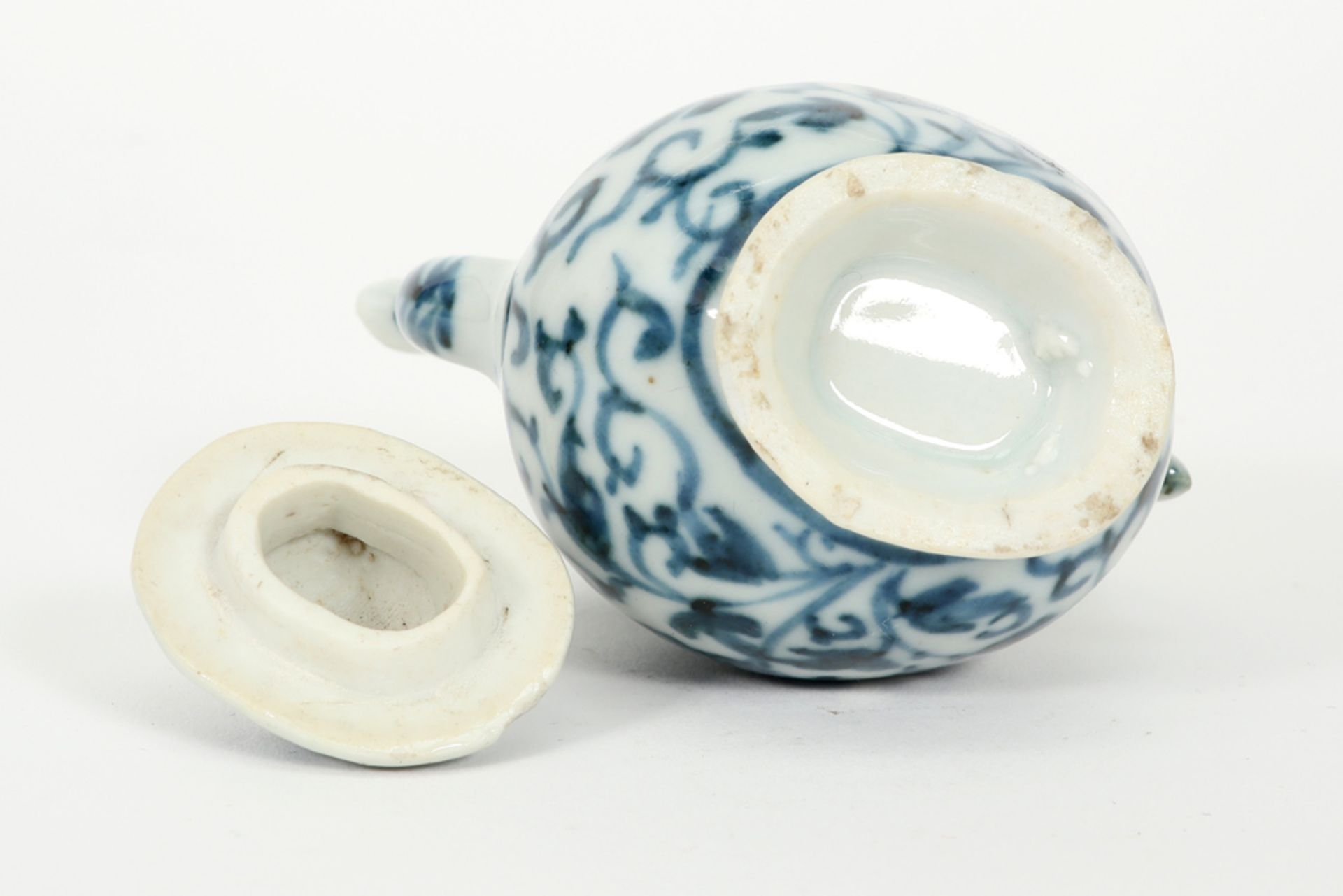 18th Cent. Chinese miniature lidded jug in porcelain with a blue-white decor || Achttiende eeuwse - Image 4 of 4
