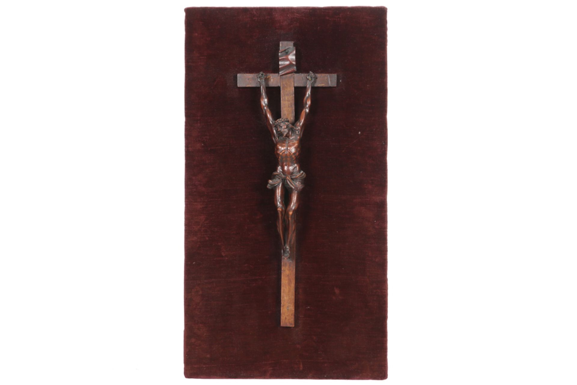 antique Christ corpus on crucifix in wood || Antieke Christuscorpus in hout op een houten kruis -