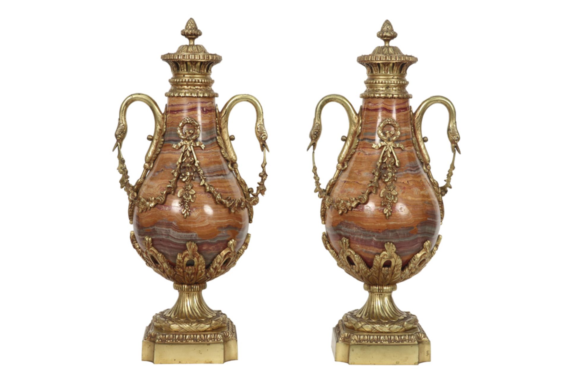 pair of antique neoclassical covered urn vases in marble and gilded bronze || Paar antieke