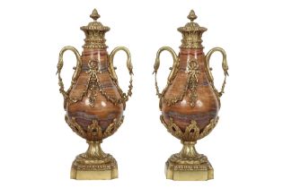 pair of antique neoclassical covered urn vases in marble and gilded bronze || Paar antieke