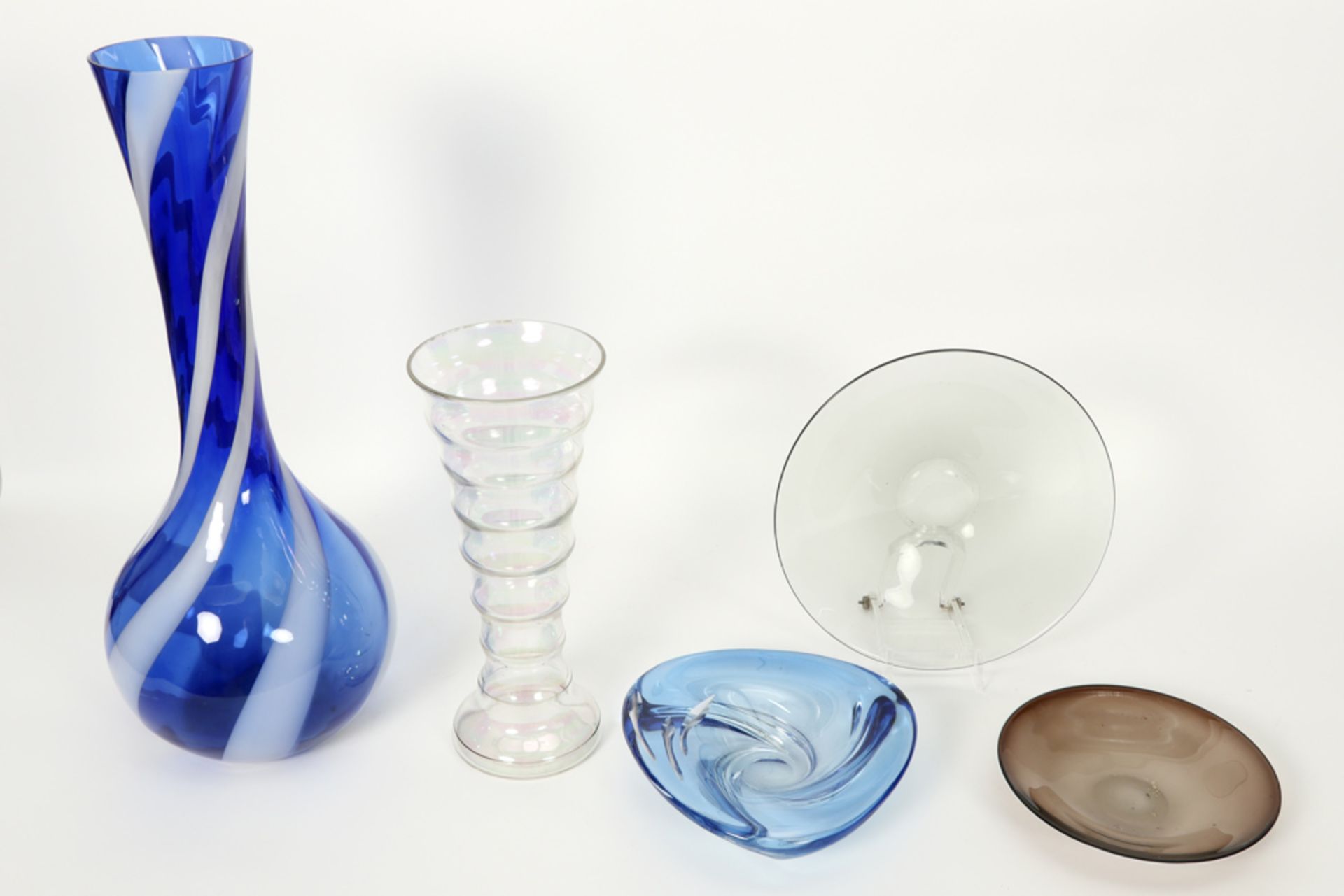 various lot of 20th Cent. design glass with dishes, a vase and a bowl marked Venini || Lot (5) - Bild 2 aus 2