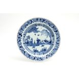 quite large round 18th Cent. Chinese plate in porcelain with a blue-white decor || Vrij grote