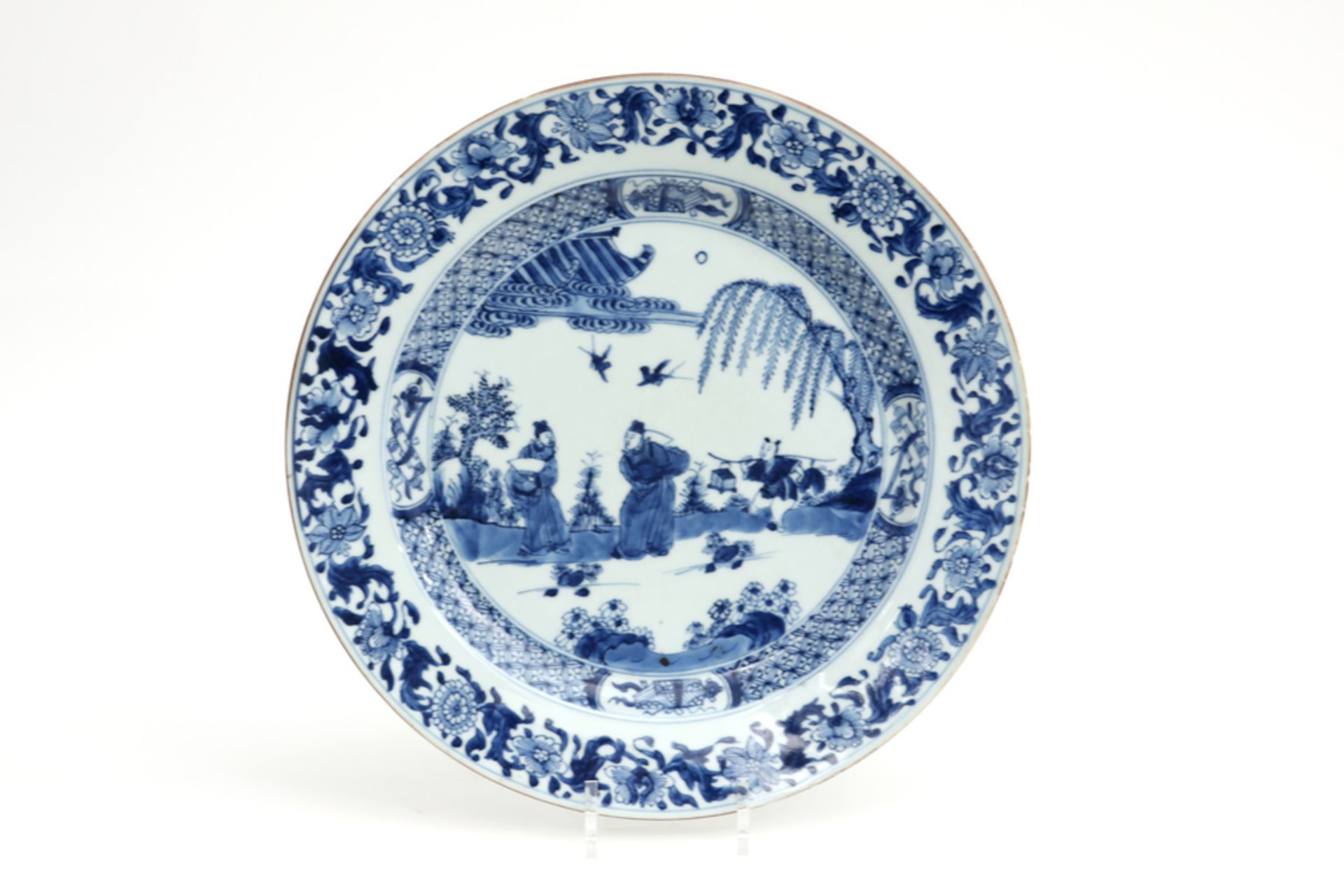 quite large round 18th Cent. Chinese plate in porcelain with a blue-white decor || Vrij grote