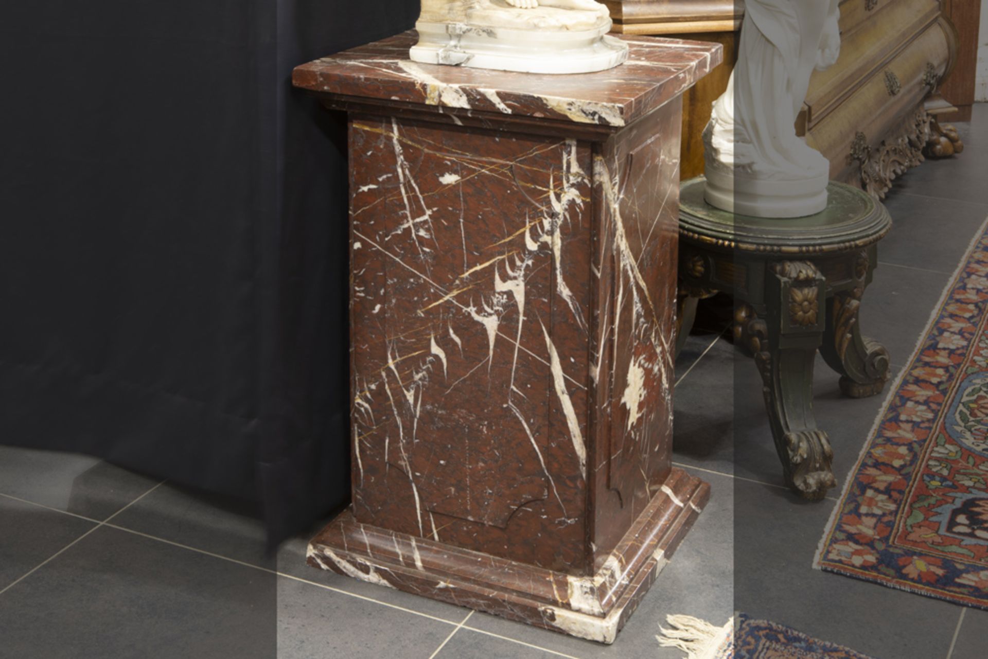 pedestal in red marble || Sokkel in rode marmer - 78 x 46 x 47,5 - Image 2 of 2