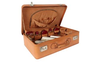 leather vintage suitcase with original contents || Lederen vintage valies met inhoud