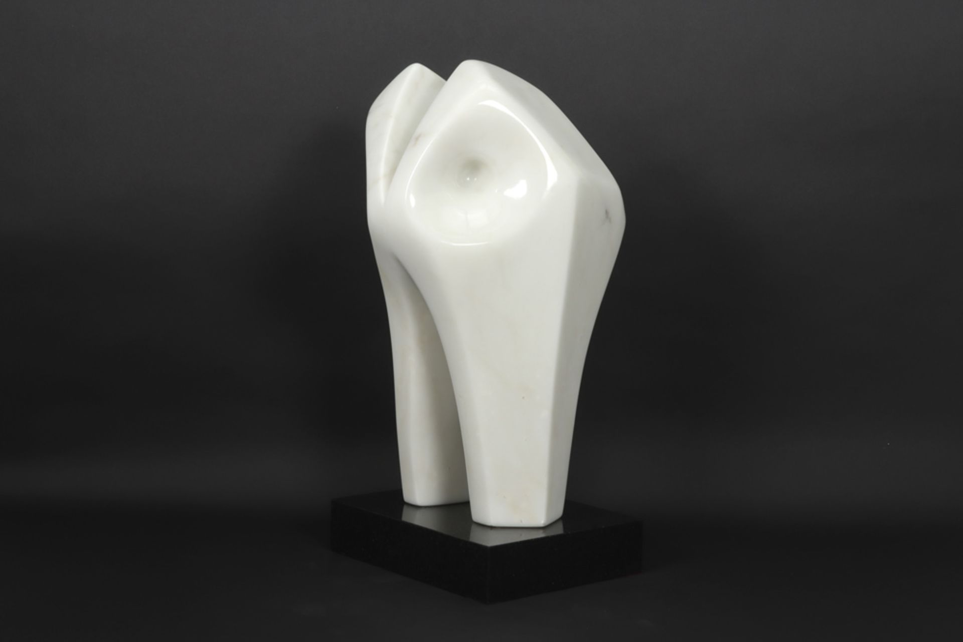 20th Cent. Belgian abstract sculpture in white and black marble - attributed to/in the style of - Image 2 of 6