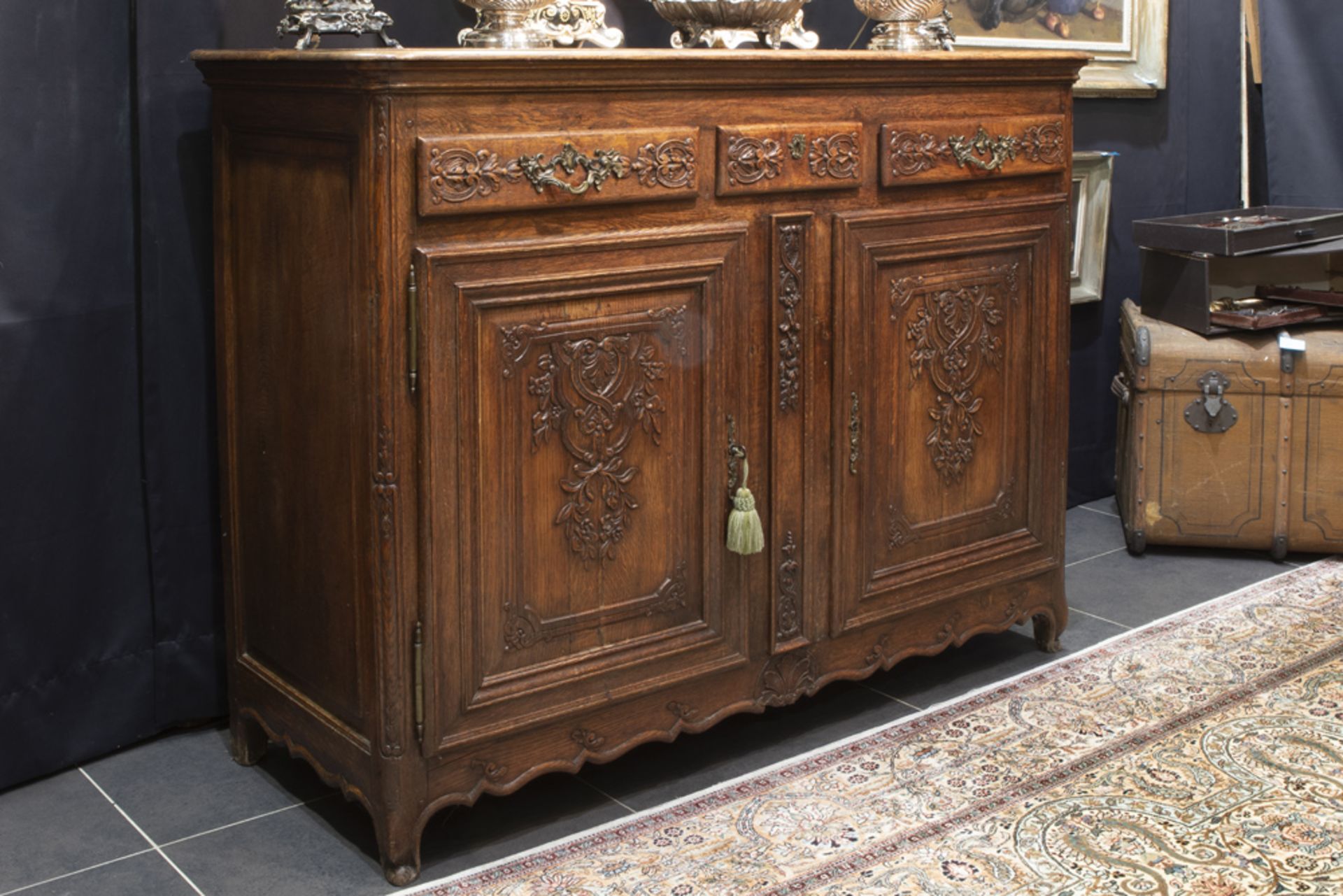 'antique' sideboard/dressoir in oak with finely carved Liège style ornamentation || 'Antieke' dresse