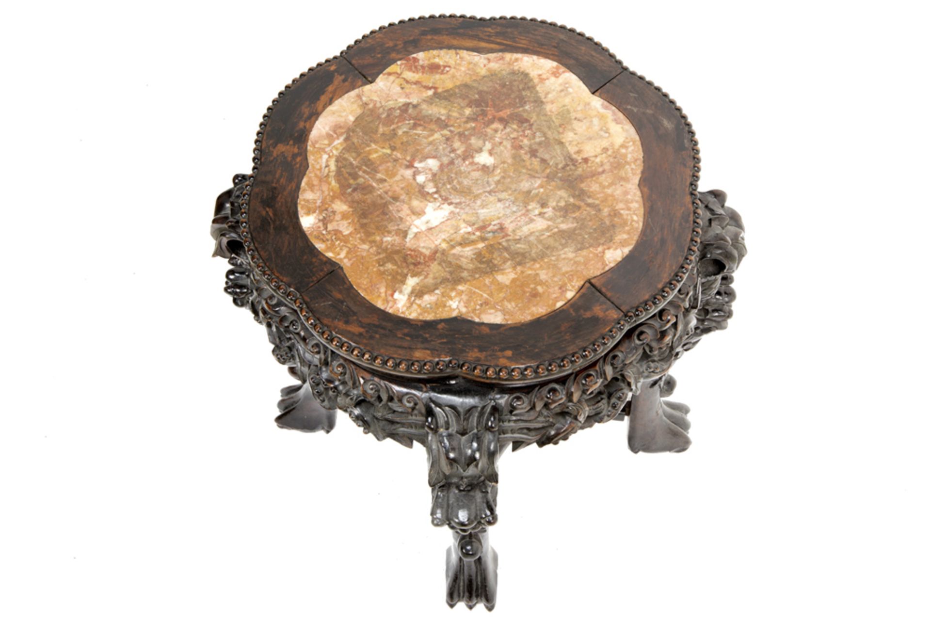 antique Chinese rose-wood pedestal with marble top || Antieke Chinese bijzettafel/hokker in - Image 2 of 2