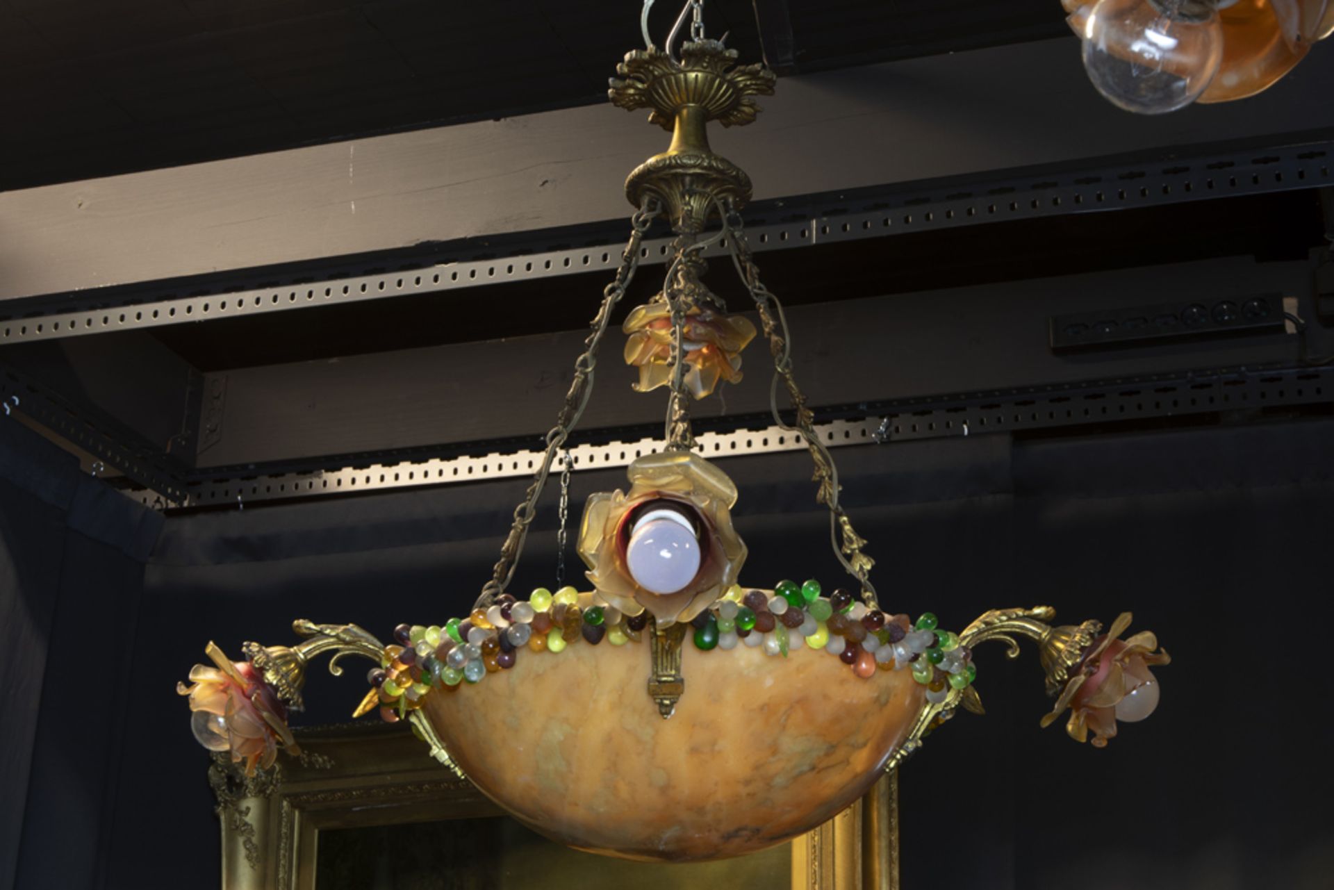 pair of 1920's chandeliers with a bowl in alabaster || Twee lusters van de jaren 1920 met coupe in - Image 3 of 3