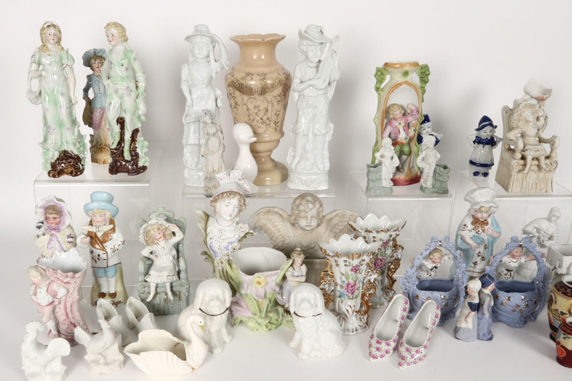 various lot with figures in (biscuit) porcelain || Varia bibelots en andere in porselein en biscuit - Bild 2 aus 3