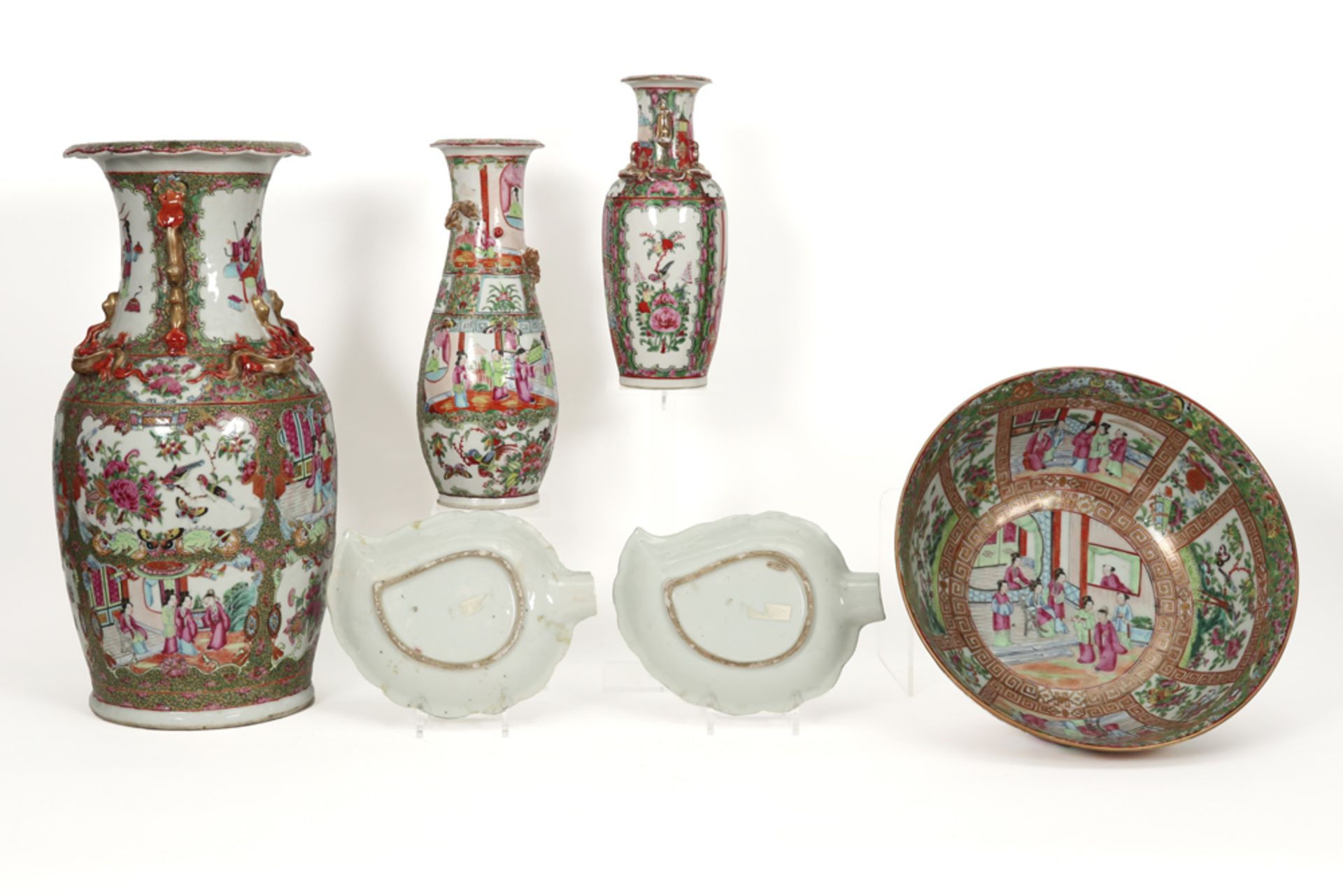 seven pieces of 19th Cent. Chinese porcelain with Cantonese decor : two vases, a bowl and two - Bild 2 aus 2