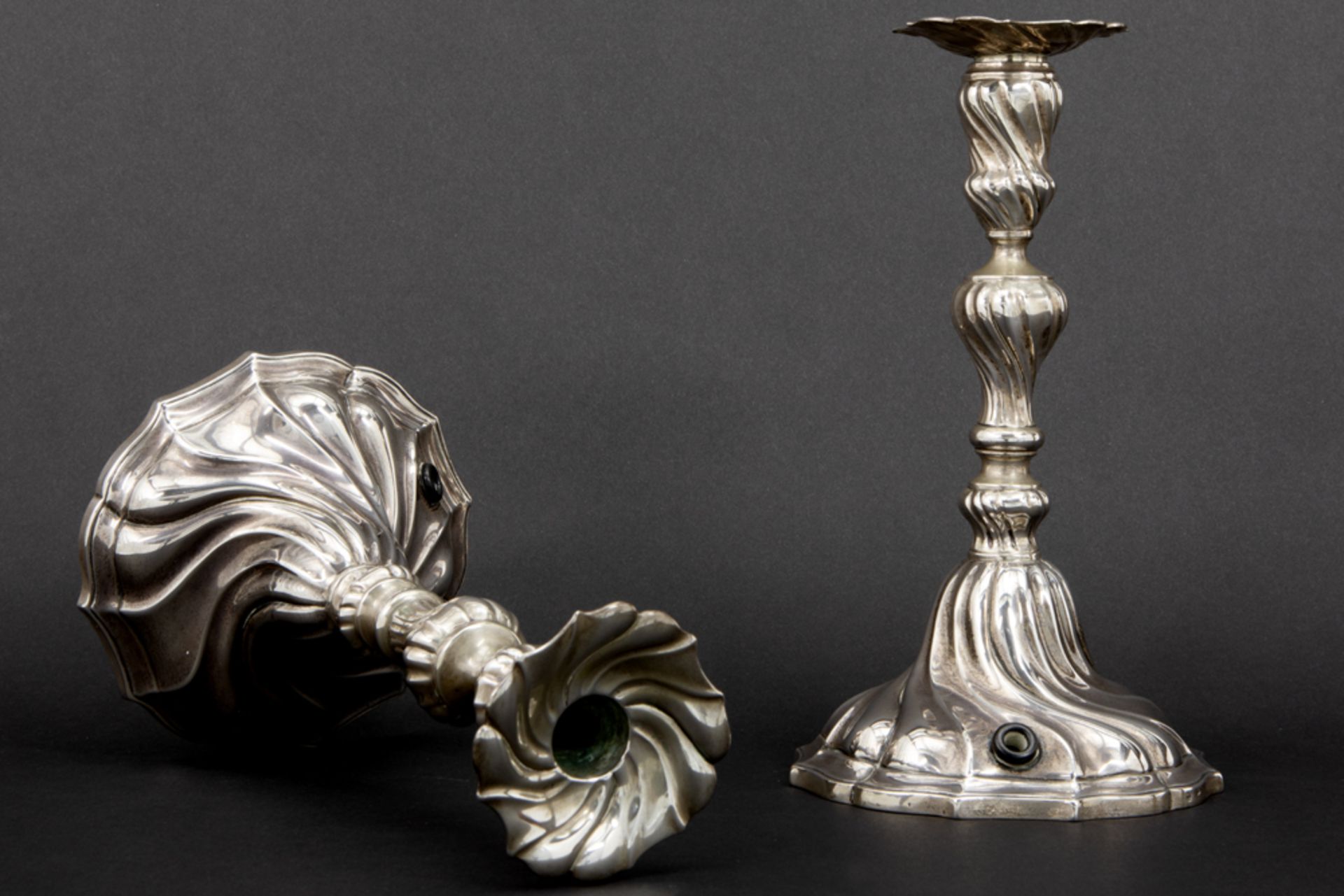 pair of Belgian "Delheid" signed candlesticks in marked silver with a Louis XV style design || - Bild 5 aus 5