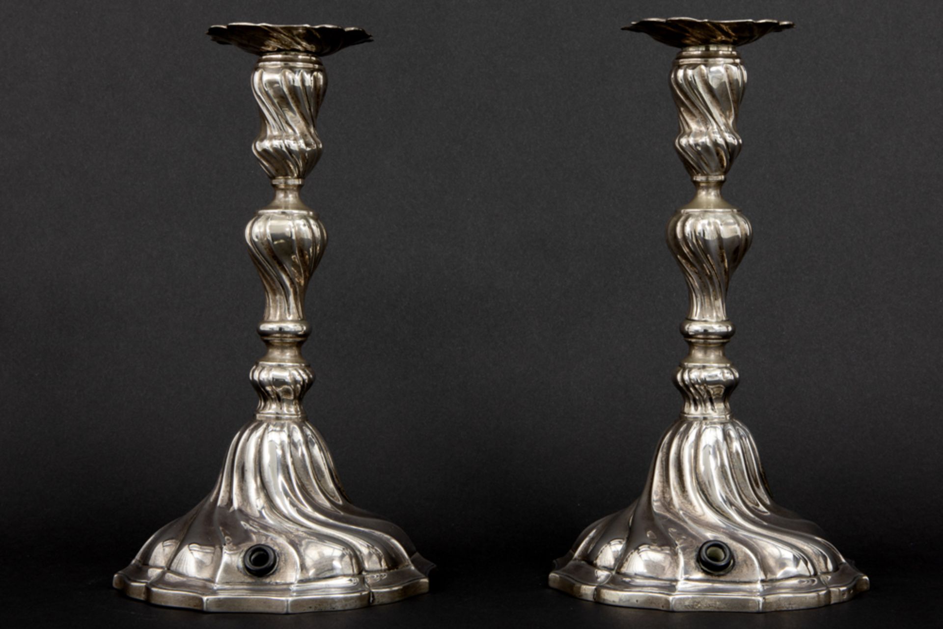 pair of Belgian "Delheid" signed candlesticks in marked silver with a Louis XV style design || - Bild 4 aus 5