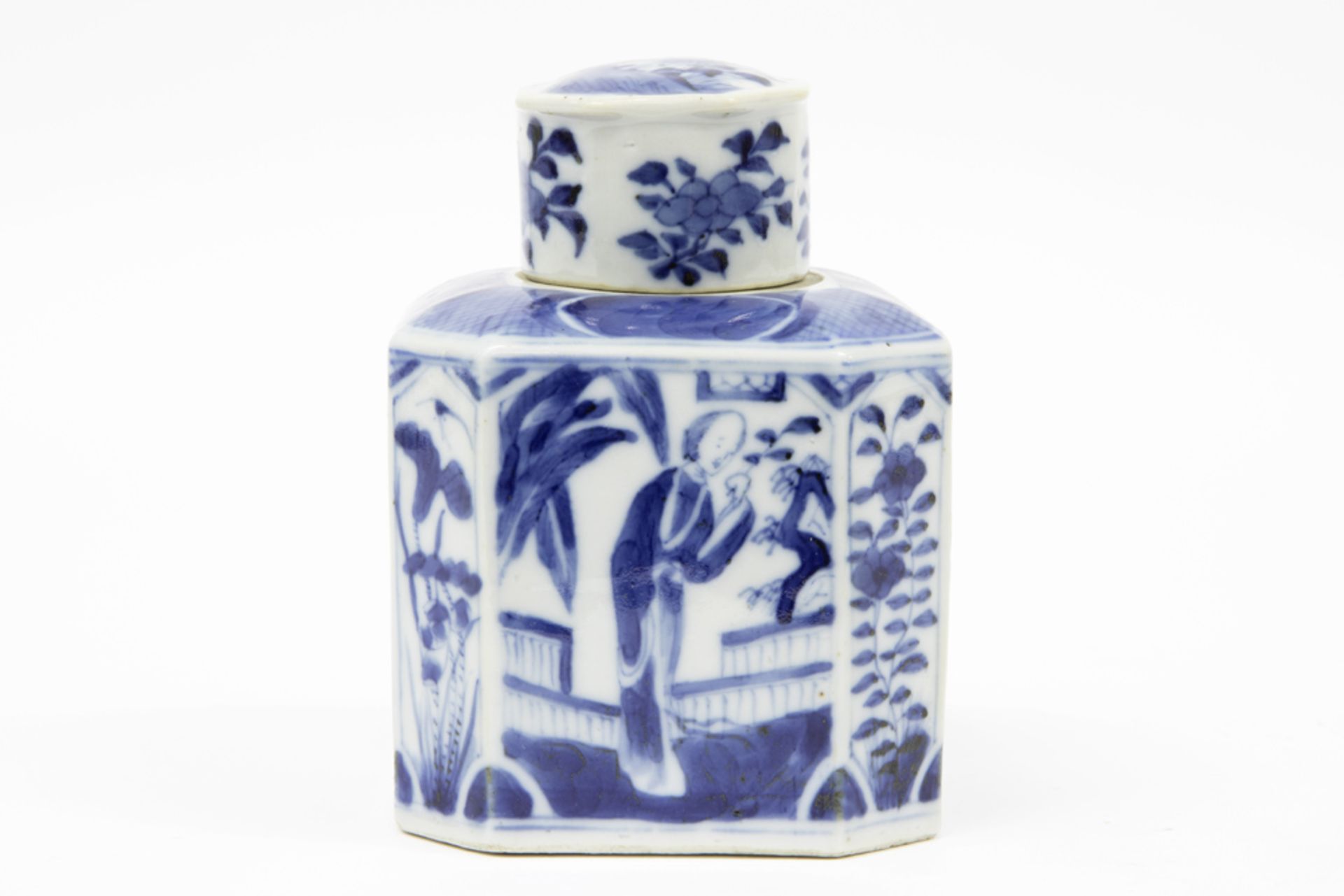 18th Cent. Chinese lidded teacaddy in porcelain with a blue-white decor with Long Eliza's decor (Mei