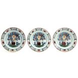 series of three 18th Cent. plates in ceramic from with a polychrome decor || Reeks van drie