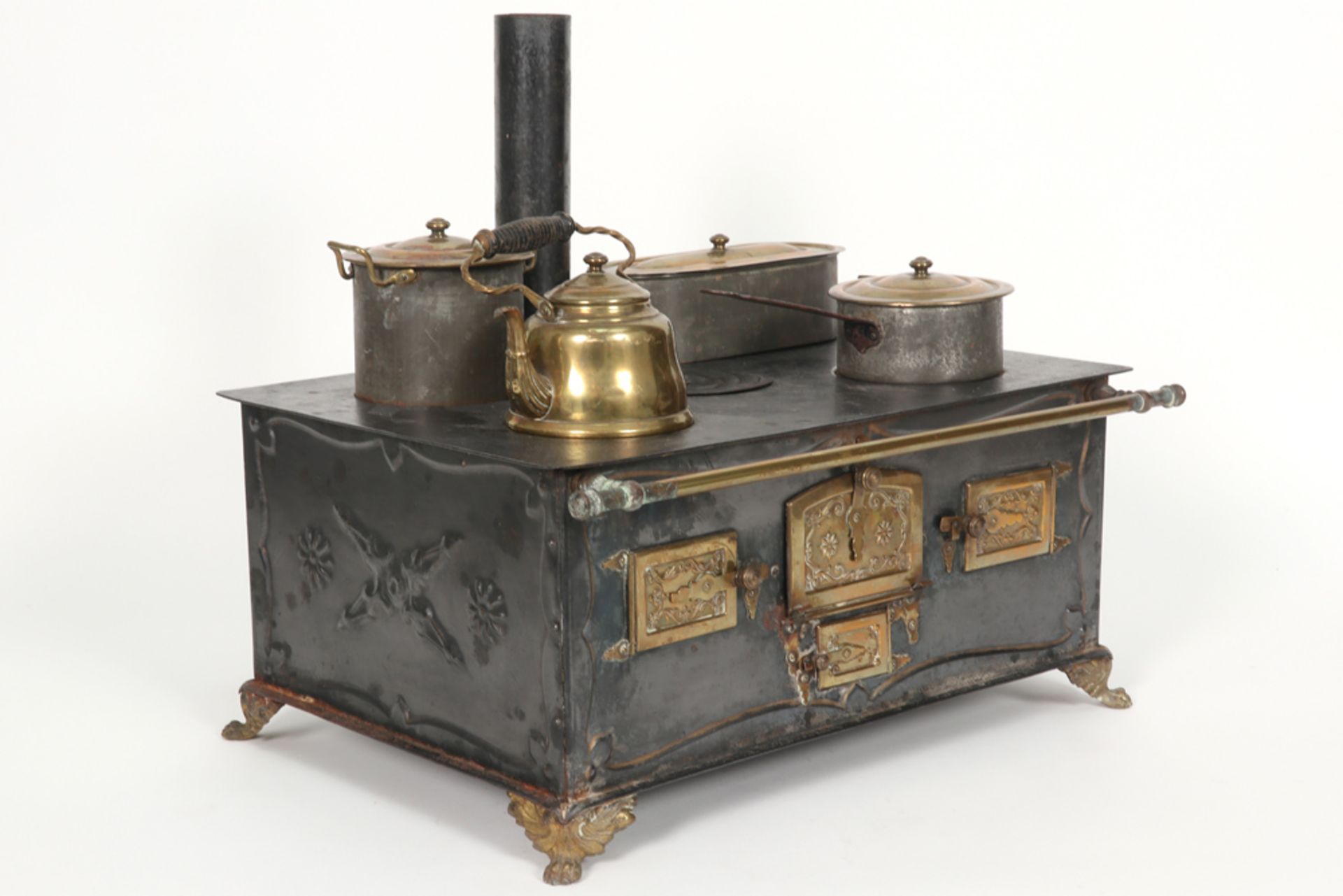 'antique' miniature stove in cast iron with mountings in brass || 'Antiek' miniatuurfornuis in - Image 2 of 2