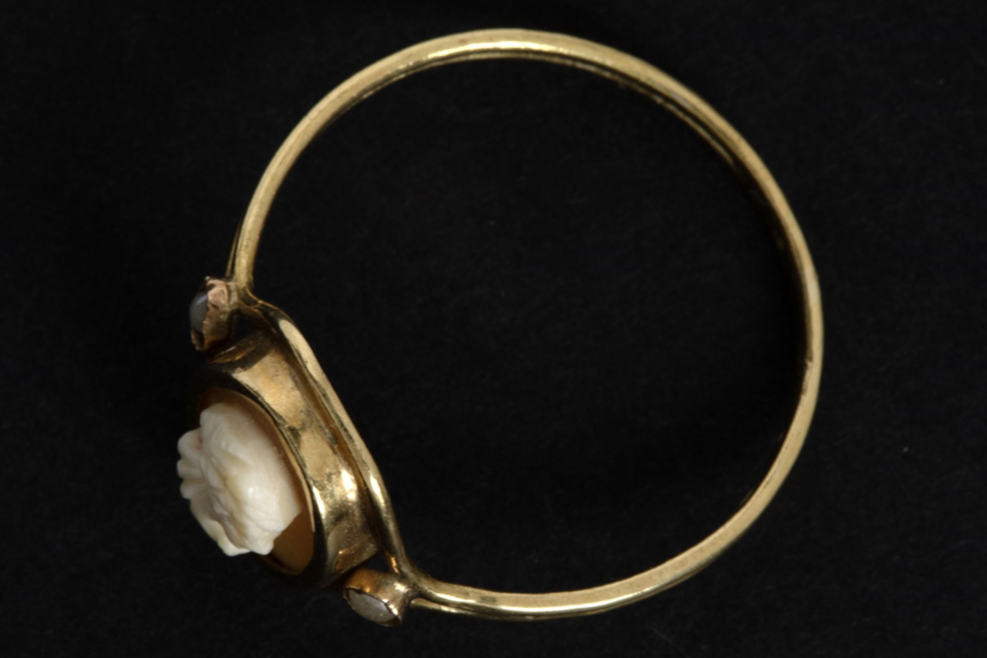 pair of earrings (with verneuil and small pearls) and a ring (with small cameo) in yellow gold (18 - Image 3 of 4