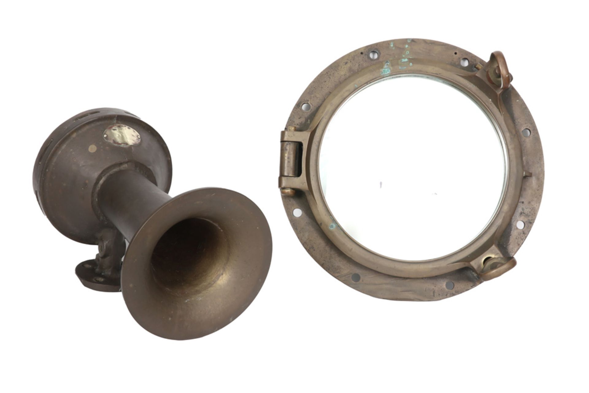 marked ship's fog horn and porthole in brass || Lot van een gemerkt scheepsmisthoorn en -