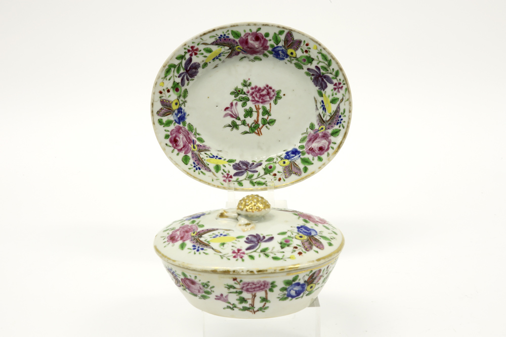 18th Cent. Chinese set of an oval tureen with its lid and dish in porcelain with a 'Famille Rose' - Image 2 of 4