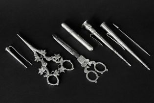 seven pieces in silver : two pairs of scissors and five sewing kit parts || Lot van twee scharen