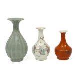 three small Chinese vases in porcelain || Lot van drie Chinese vaasjes in porselein - hoogtes van