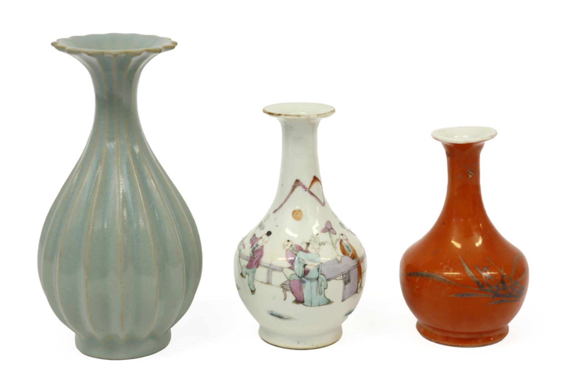 three small Chinese vases in porcelain || Lot van drie Chinese vaasjes in porselein - hoogtes van