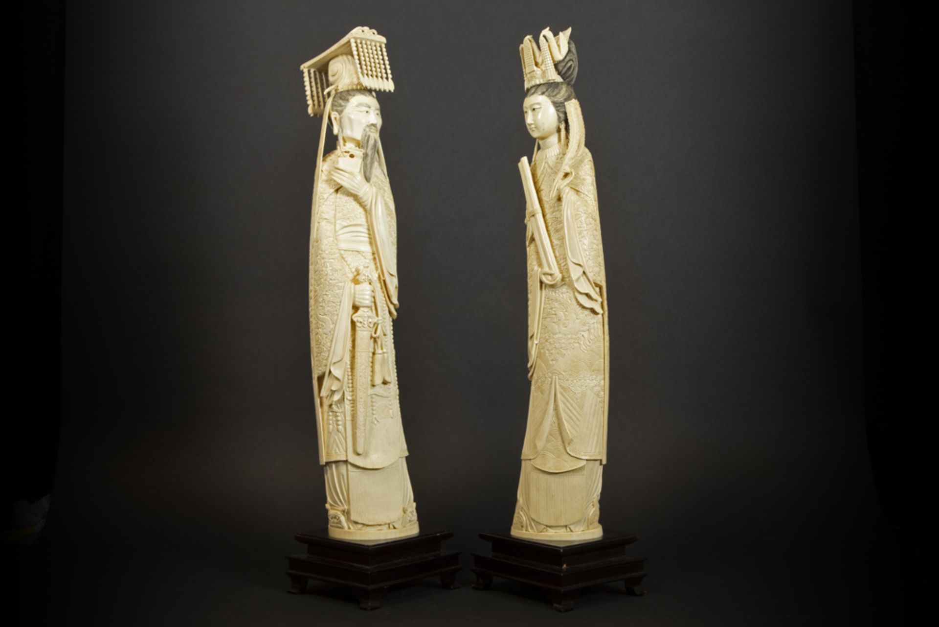 pair of quite big 'antique' Chinese "Emperor and Empress" sculptures in ivory - with European - Image 6 of 9