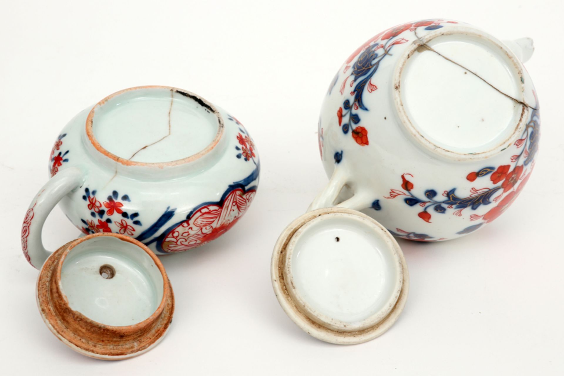 two small 18th Cent. tea pots in Chinese porcelain with an Imari decor || Lot van twee achttiende - Image 3 of 4