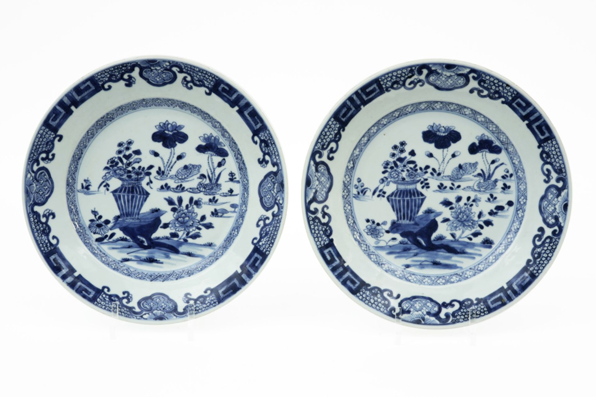 pair of 18th Cent. Chinese plates in porcelain with a blue/white decor with a vase in a garden ||