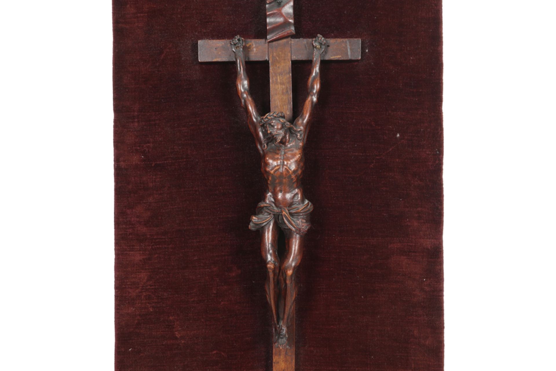 antique Christ corpus on crucifix in wood || Antieke Christuscorpus in hout op een houten kruis - - Image 2 of 2