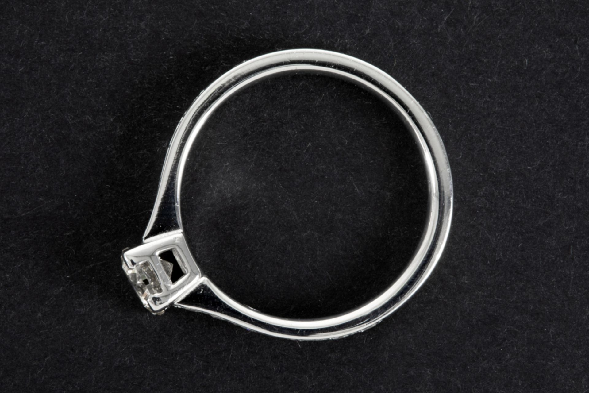 a 0,51 carat quality brilliant cut diamond set in a ring in white gold (18 carat) with ca 0,50 carat - Image 2 of 2