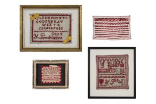 four (3 are framed) needlework samplers from the early 20th century || Lot van vier merklapjes (