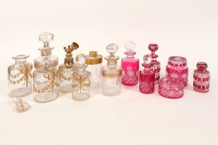 various lot with crystal items (perfume flasks, etc) || Lot (13) geslepen kristal, meestal Val-St-