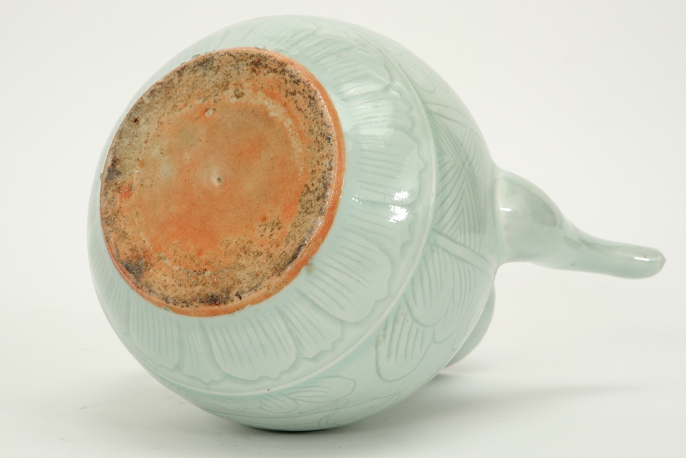 Chinese pitcher in celadon porcelain with underlying decors || Chinese kruik in celadonporselein met - Image 4 of 4