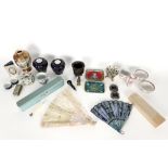 various lot with antique items such as fans, porcelain, ... || Mooie varia met porselein, doosjes,