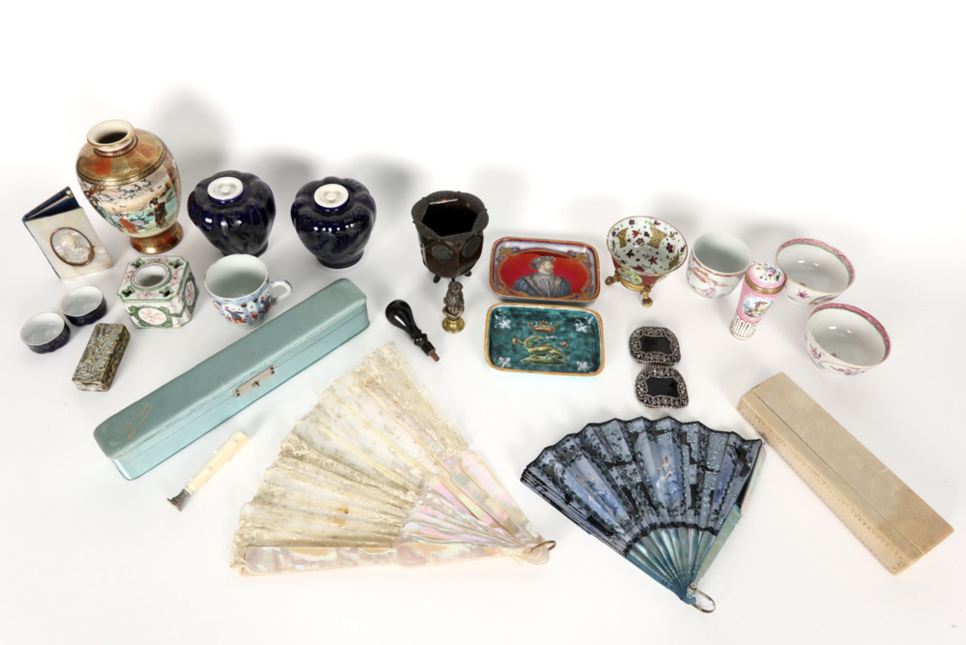 various lot with antique items such as fans, porcelain, ... || Mooie varia met porselein, doosjes,
