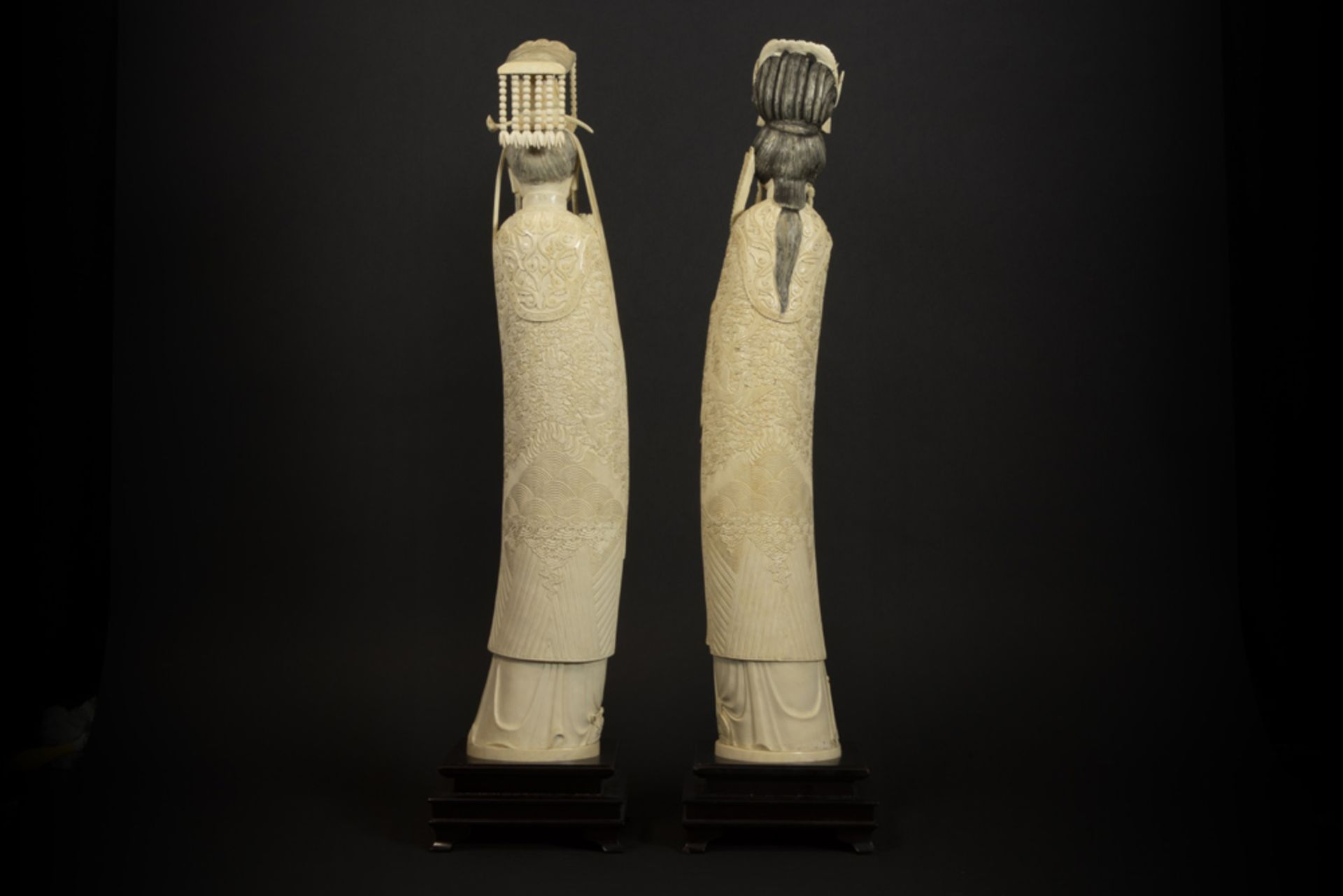 pair of quite big 'antique' Chinese "Emperor and Empress" sculptures in ivory - with European - Image 4 of 9