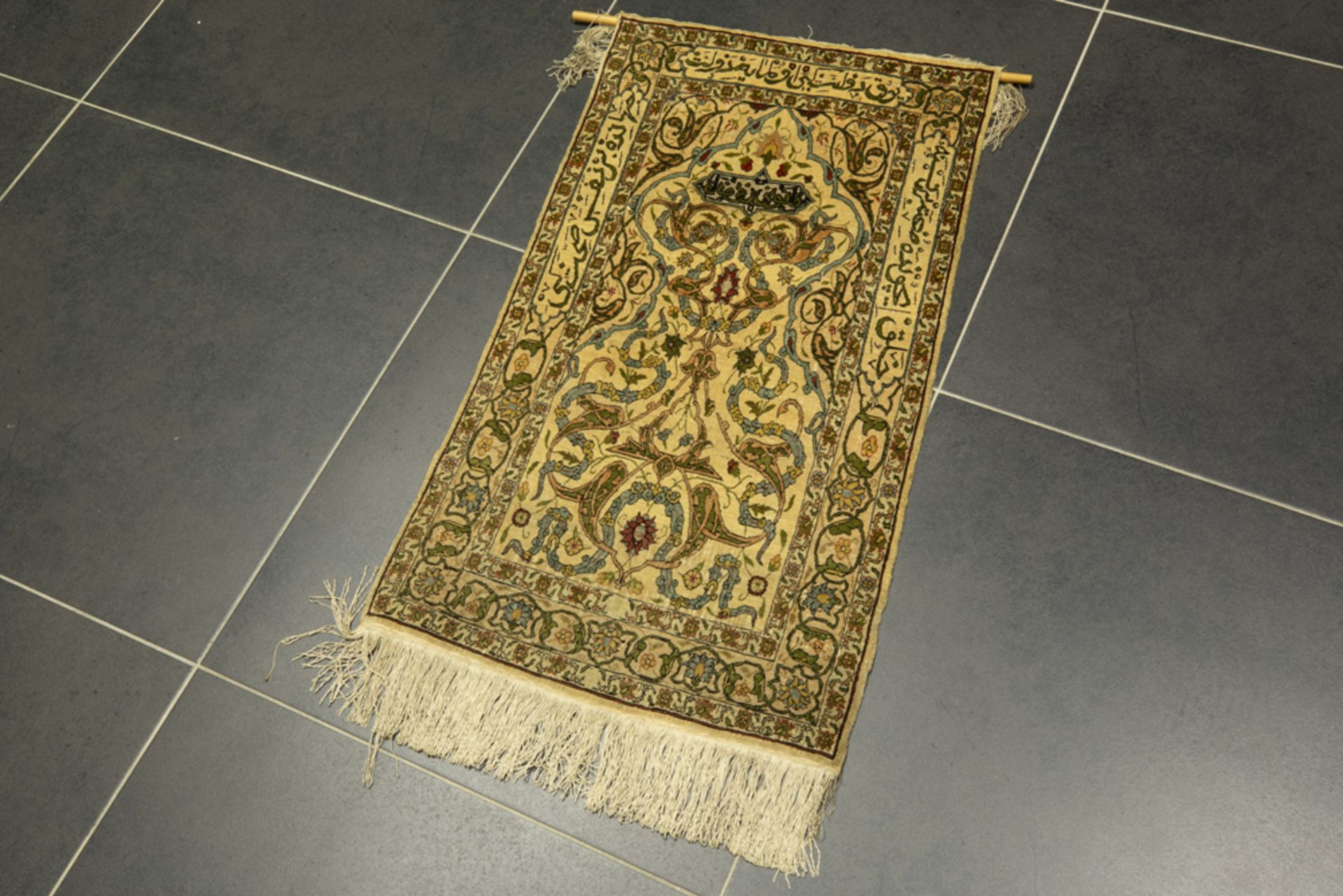 small Turkish praying rug from Hereke in silk on silk with gold threat || Kleine Turkse Hereke in