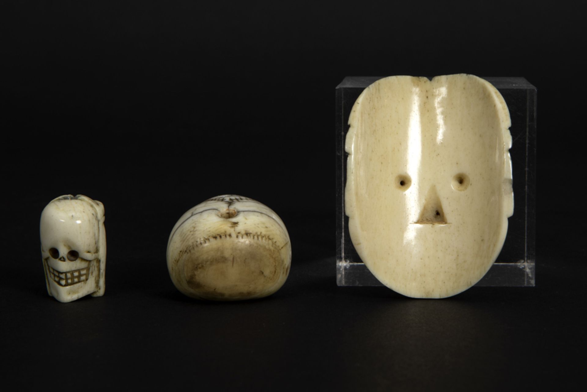 three old smalls in bone : a Japanese mask, a skull and a sculpture with on one side the face of - Bild 5 aus 5