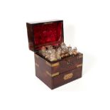 19th Cent. English travel pharmacy box with its case in rose-wood and with contents || Negentiende