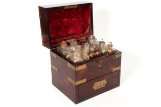 19th Cent. English travel pharmacy box with its case in rose-wood and with contents || Negentiende