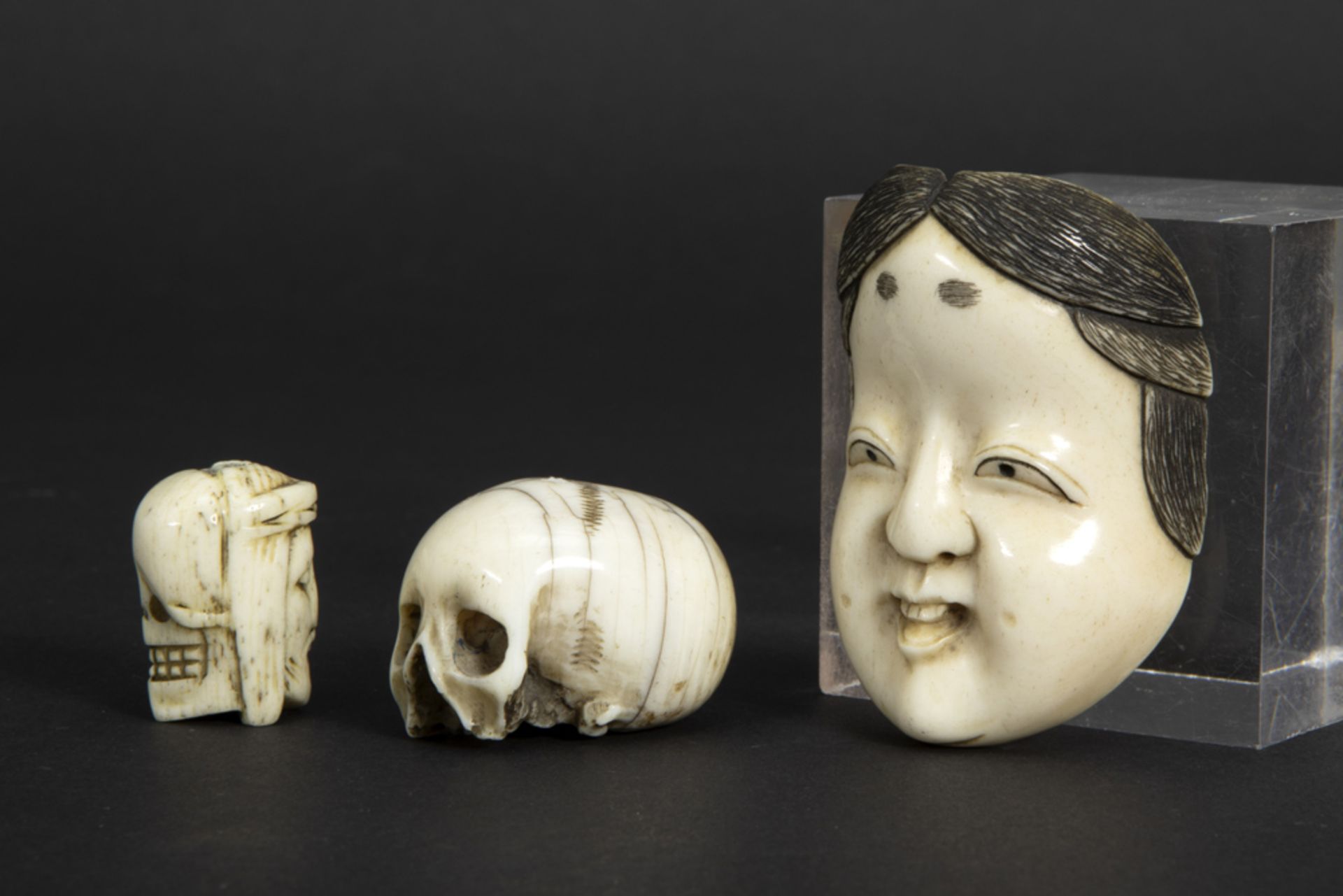 three old smalls in bone : a Japanese mask, a skull and a sculpture with on one side the face of - Bild 2 aus 5