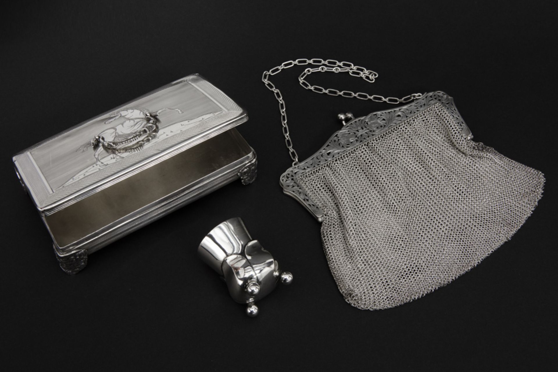 three silver items : a small vase, a handbag and a box || Lot (3) massief zilver met een klein - Image 2 of 2