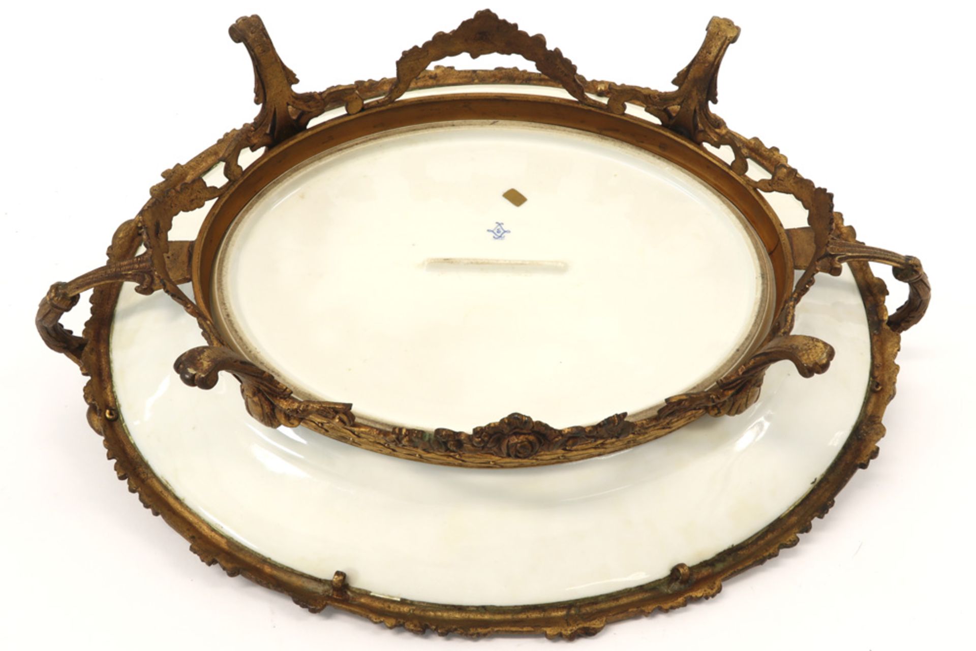 oval dish in Sèvres marked porcelain with paintings, signed Rochette, and with mounting in gilded - Bild 4 aus 5